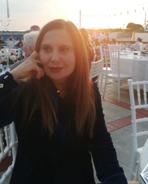 Goncagül Sunar Instagram - 35 yılı aşmış dostluklar...💐🌺 en yakın arkadaşım kızını evlendirdi isimli fotoğraf serisi💃👰‍♂️🤵👭🥳 ya da bir nevi düğün dumb 💐💐 @demica.handmade @figenhno @filizertani @sennursunar