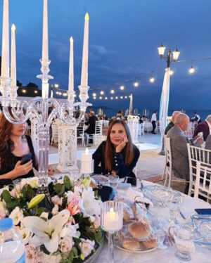 Goncagül Sunar Instagram - 35 yılı aşmış dostluklar...💐🌺 en yakın arkadaşım kızını evlendirdi isimli fotoğraf serisi💃👰‍♂️🤵👭🥳 ya da bir nevi düğün dumb 💐💐 @demica.handmade @figenhno @filizertani @sennursunar