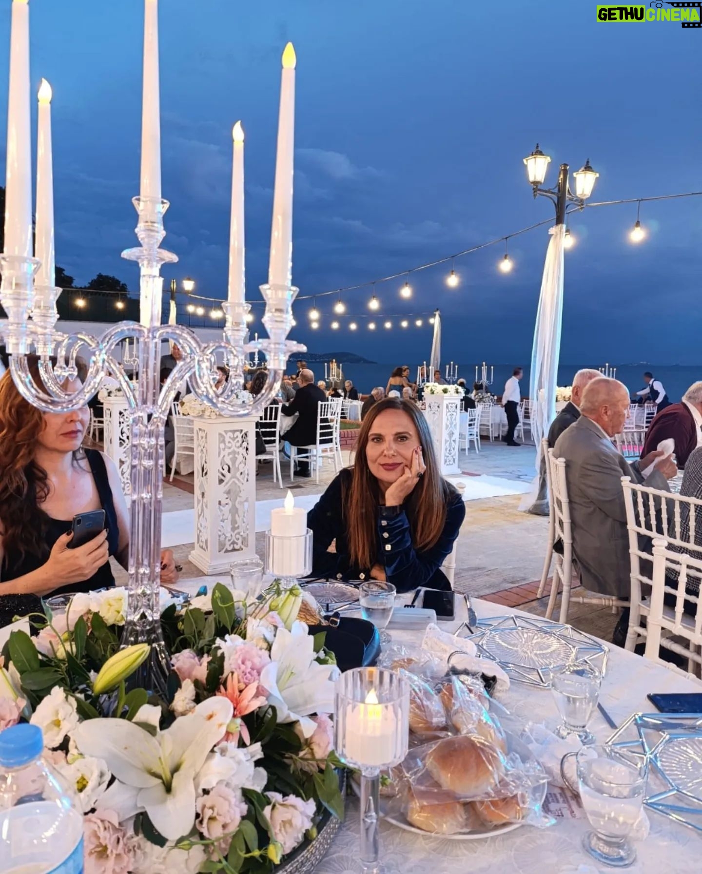 Goncagül Sunar - 2.9K Likes - 35 yılı aşmış dostluklar...💐🌺 en yakın arkadaşım kızını evlendirdi isimli fotoğraf serisi💃👰♂️🤵👭🥳 ya da bir nevi düğün dumb 💐💐 @demica.handmade @figenhno @filizertani @sennursunar