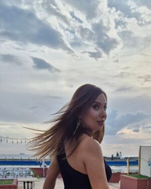 Goncagül Sunar Instagram - 35 yılı aşmış dostluklar...💐🌺 en yakın arkadaşım kızını evlendirdi isimli fotoğraf serisi💃👰‍♂️🤵👭🥳 ya da bir nevi düğün dumb 💐💐 @demica.handmade @figenhno @filizertani @sennursunar