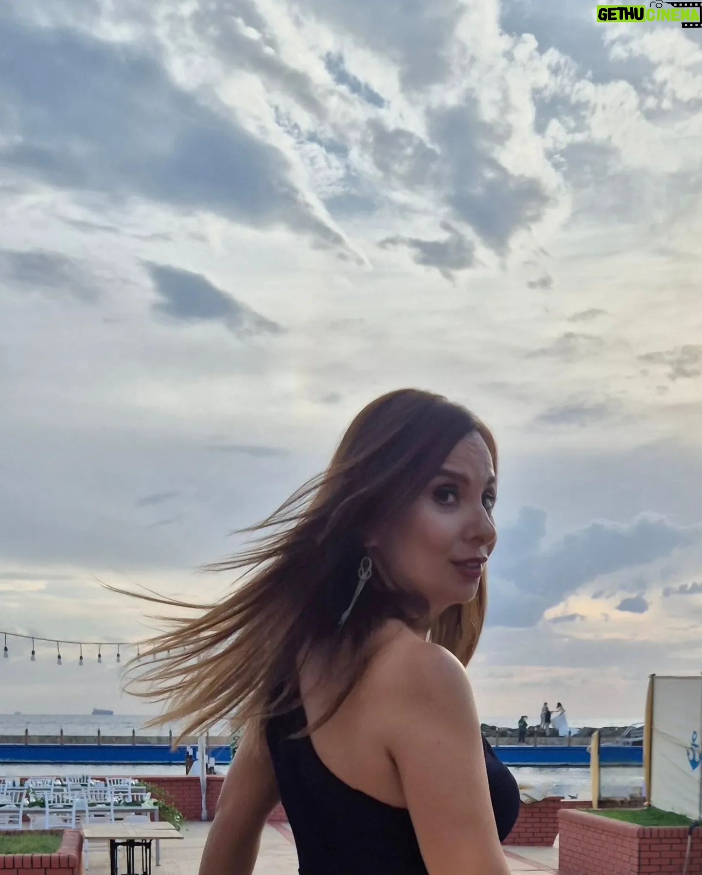 Goncagül Sunar - 2.9K Likes - 35 yılı aşmış dostluklar...💐🌺 en yakın arkadaşım kızını evlendirdi isimli fotoğraf serisi💃👰♂️🤵👭🥳 ya da bir nevi düğün dumb 💐💐 @demica.handmade @figenhno @filizertani @sennursunar