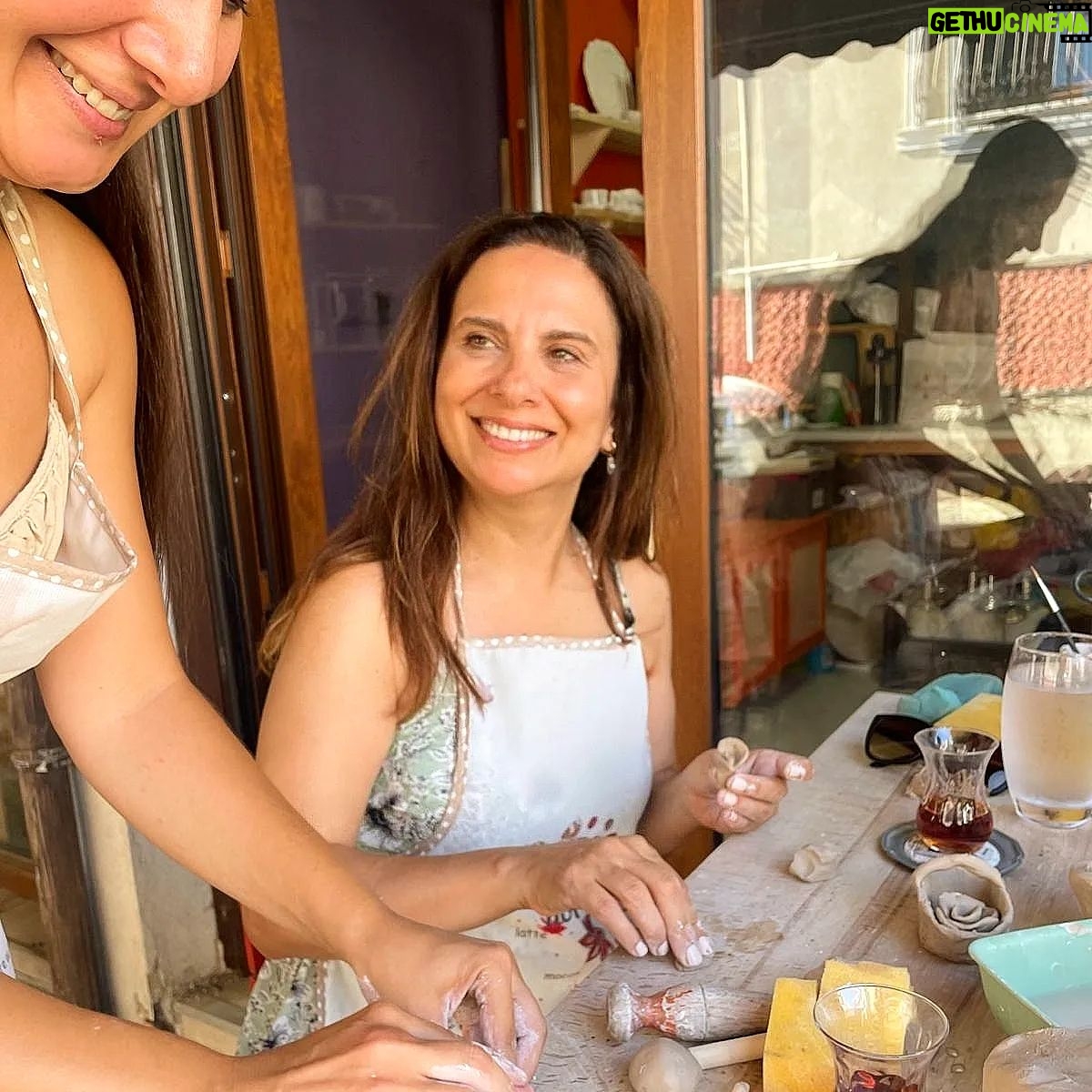 Goncagül Sunar - 2K Likes - Ünye' de son iki gün...gün batımları, seramik atölyesi macerası, ala turca restoran sofraları, güzel sohbetler, keyifli bir film ve set..her şey birer anıya dönüşüyor sonrasında🌻🙏
📌teşekkürler @zeyneppygt o tatlı seramik atölyenizde bizi nefis ağırladınız🙏