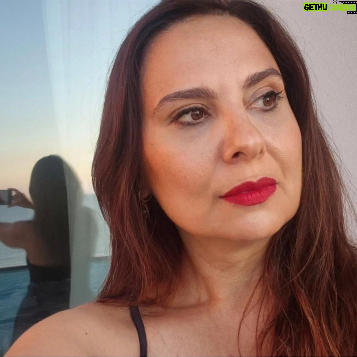 Goncagül Sunar - 2K Likes - Ünye' de son iki gün...gün batımları, seramik atölyesi macerası, ala turca restoran sofraları, güzel sohbetler, keyifli bir film ve set..her şey birer anıya dönüşüyor sonrasında🌻🙏
📌teşekkürler @zeyneppygt o tatlı seramik atölyenizde bizi nefis ağırladınız🙏