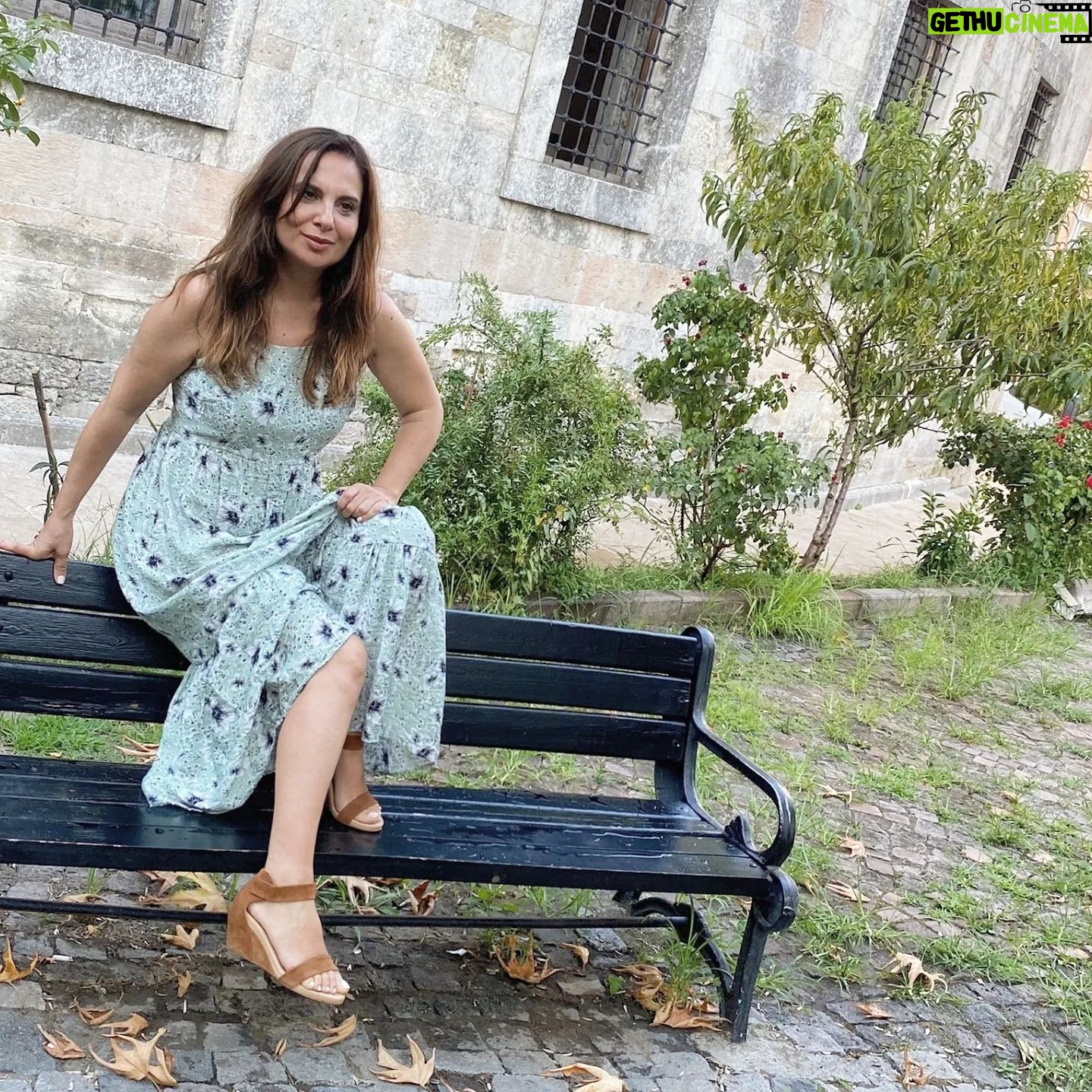 Goncagül Sunar - 2K Likes - Ünye' de son iki gün...gün batımları, seramik atölyesi macerası, ala turca restoran sofraları, güzel sohbetler, keyifli bir film ve set..her şey birer anıya dönüşüyor sonrasında🌻🙏
📌teşekkürler @zeyneppygt o tatlı seramik atölyenizde bizi nefis ağırladınız🙏