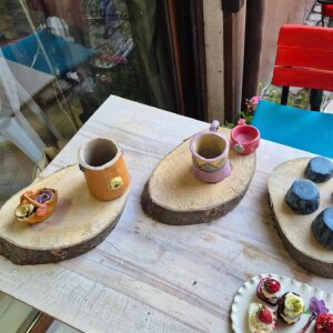 Goncagül Sunar Instagram - Ünye' de son iki gün...gün batımları, seramik atölyesi macerası, ala turca restoran sofraları, güzel sohbetler, keyifli bir film ve set..her şey birer anıya dönüşüyor sonrasında🌻🙏 
📌teşekkürler @zeyneppygt o tatlı seramik atölyenizde  bizi nefis ağırladınız🙏
