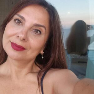 Goncagül Sunar Instagram - Ünye' de son iki gün...gün batımları, seramik atölyesi macerası, ala turca restoran sofraları, güzel sohbetler, keyifli bir film ve set..her şey birer anıya dönüşüyor sonrasında🌻🙏 
📌teşekkürler @zeyneppygt o tatlı seramik atölyenizde  bizi nefis ağırladınız🙏