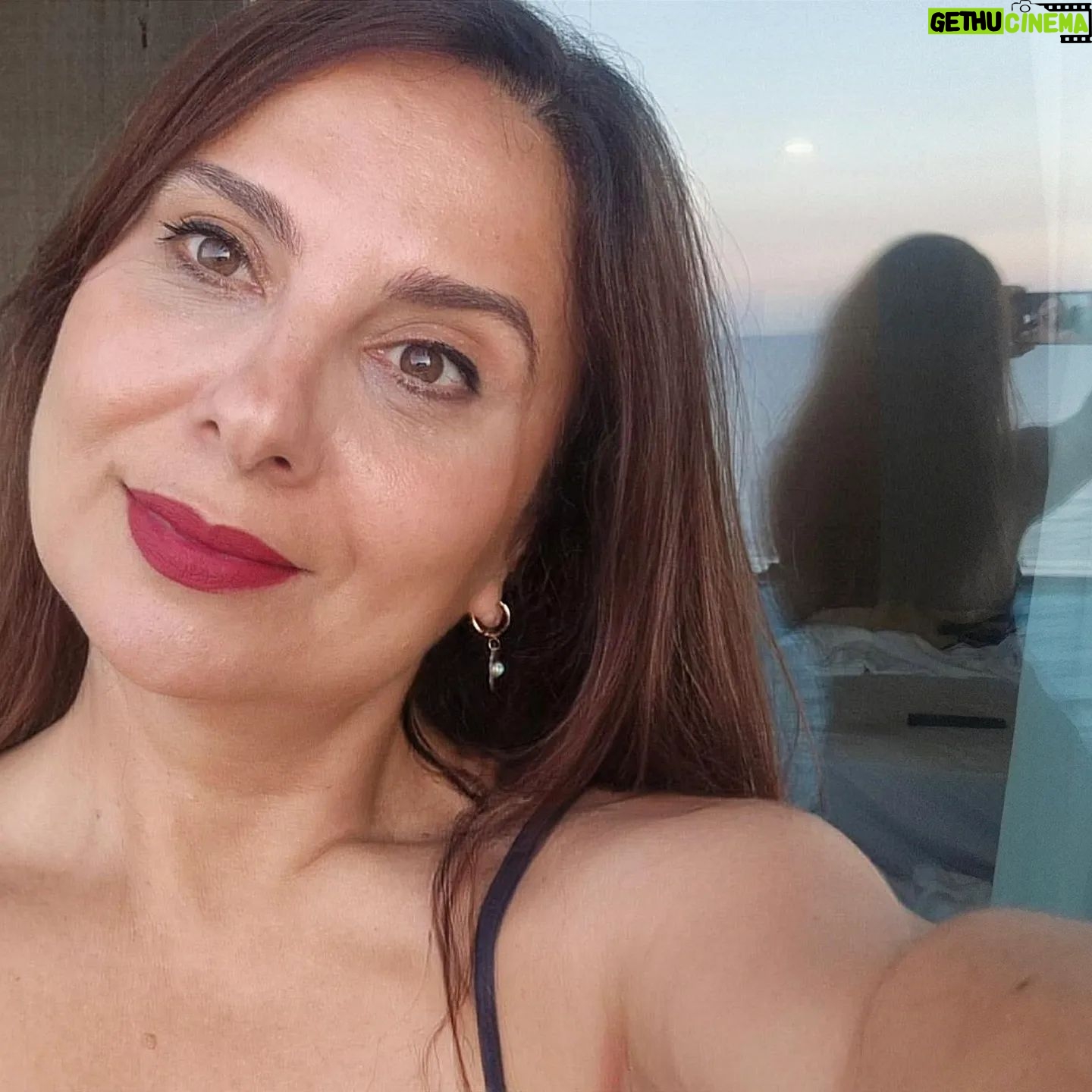 Goncagül Sunar - 2K Likes - Ünye' de son iki gün...gün batımları, seramik atölyesi macerası, ala turca restoran sofraları, güzel sohbetler, keyifli bir film ve set..her şey birer anıya dönüşüyor sonrasında🌻🙏
📌teşekkürler @zeyneppygt o tatlı seramik atölyenizde bizi nefis ağırladınız🙏