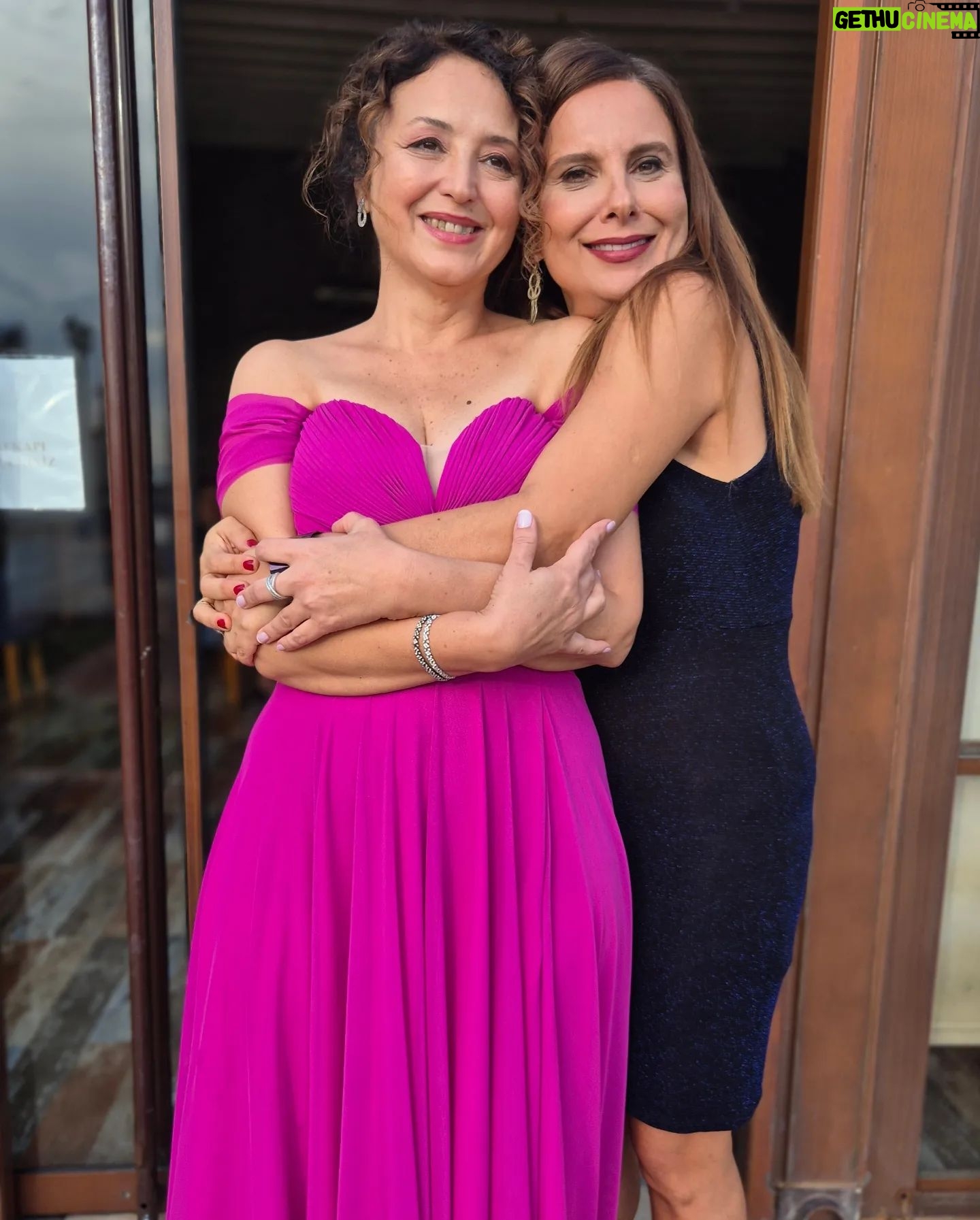 Goncagül Sunar - 2.9K Likes - 35 yılı aşmış dostluklar...💐🌺 en yakın arkadaşım kızını evlendirdi isimli fotoğraf serisi💃👰♂️🤵👭🥳 ya da bir nevi düğün dumb 💐💐 @demica.handmade @figenhno @filizertani @sennursunar