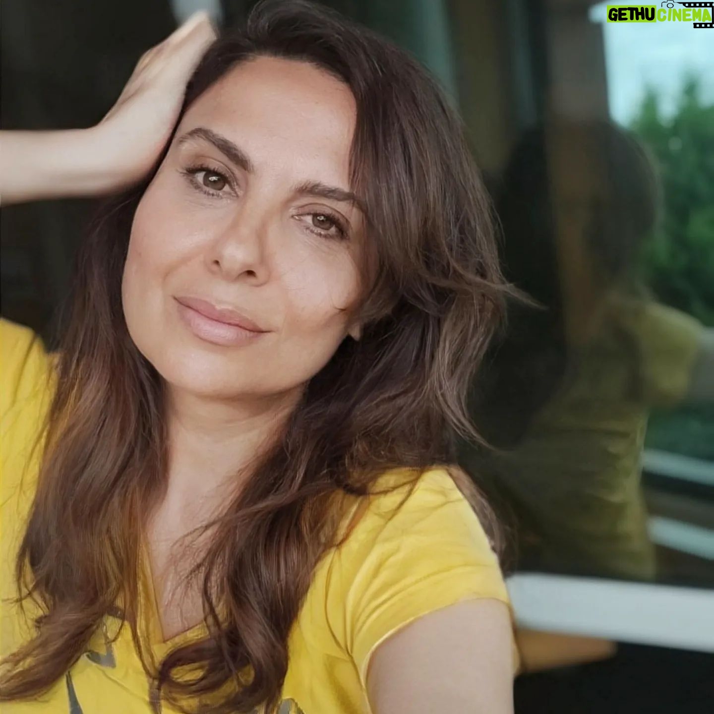 Goncagül Sunar - 2.6K Likes - Yaz sonu serinliği sonbahar başı..en sevdiğim Eylül geldi 🌻🤎