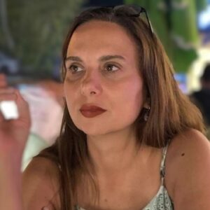 Goncagül Sunar Instagram - Yaz sonu serinliği sonbahar başı..en sevdiğim  Eylül geldi 🌻🤎