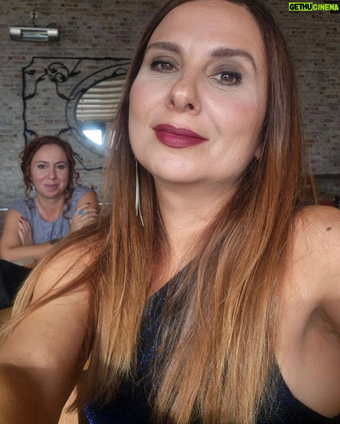 Goncagül Sunar - 2.9K Likes - 35 yılı aşmış dostluklar...💐🌺 en yakın arkadaşım kızını evlendirdi isimli fotoğraf serisi💃👰♂️🤵👭🥳 ya da bir nevi düğün dumb 💐💐 @demica.handmade @figenhno @filizertani @sennursunar