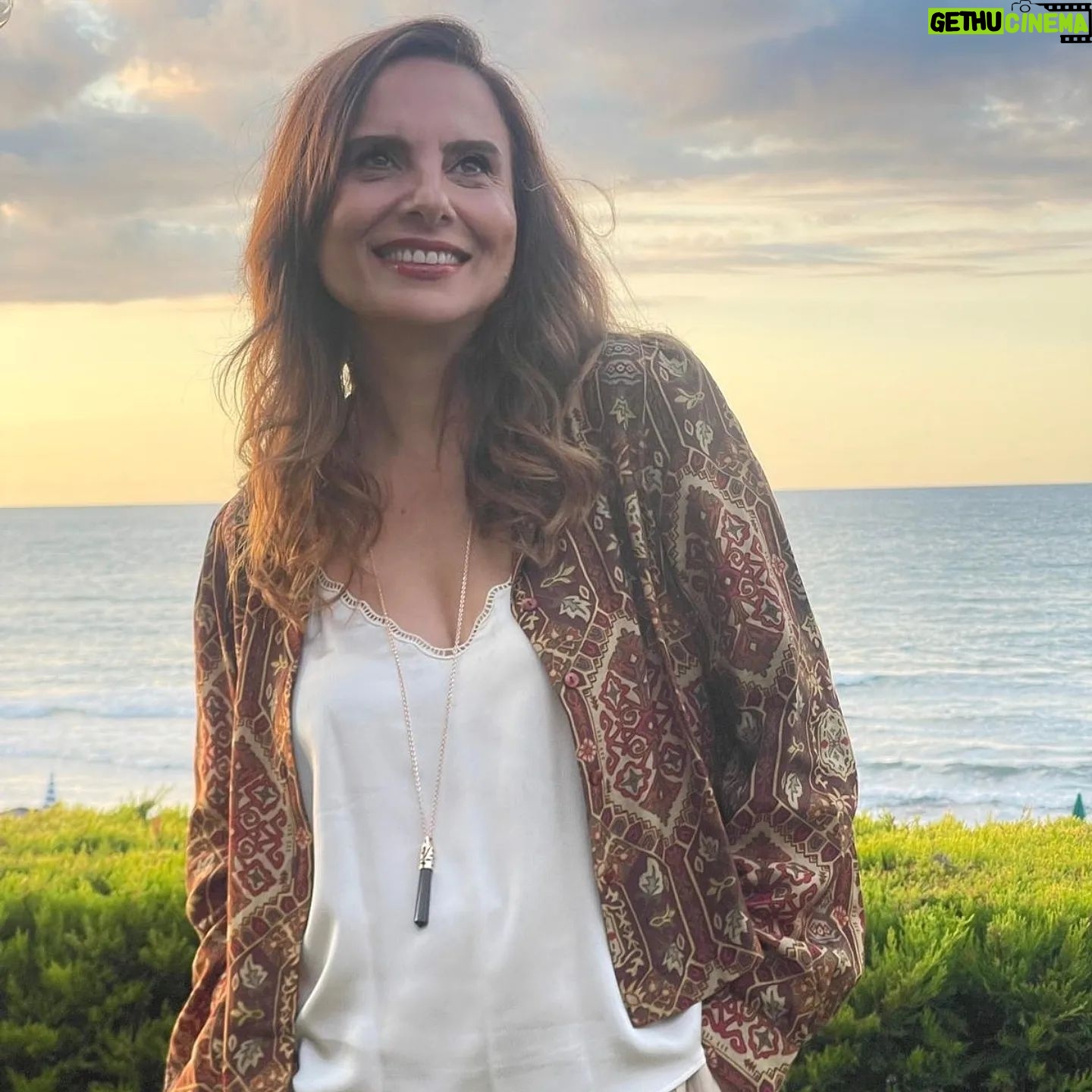 Goncagül Sunar - 2.6K Likes - Yaz sonu serinliği sonbahar başı..en sevdiğim Eylül geldi 🌻🤎