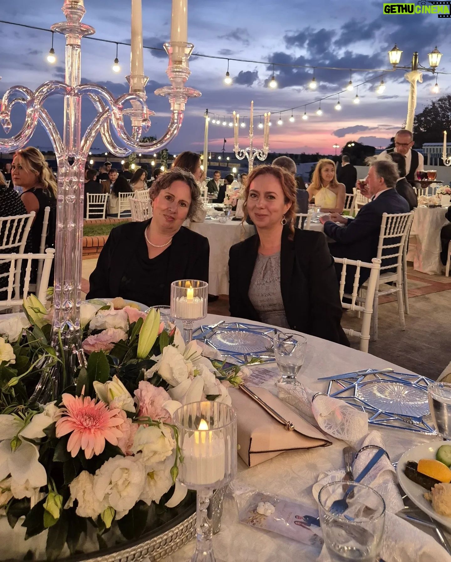 Goncagül Sunar - 2.9K Likes - 35 yılı aşmış dostluklar...💐🌺 en yakın arkadaşım kızını evlendirdi isimli fotoğraf serisi💃👰♂️🤵👭🥳 ya da bir nevi düğün dumb 💐💐 @demica.handmade @figenhno @filizertani @sennursunar