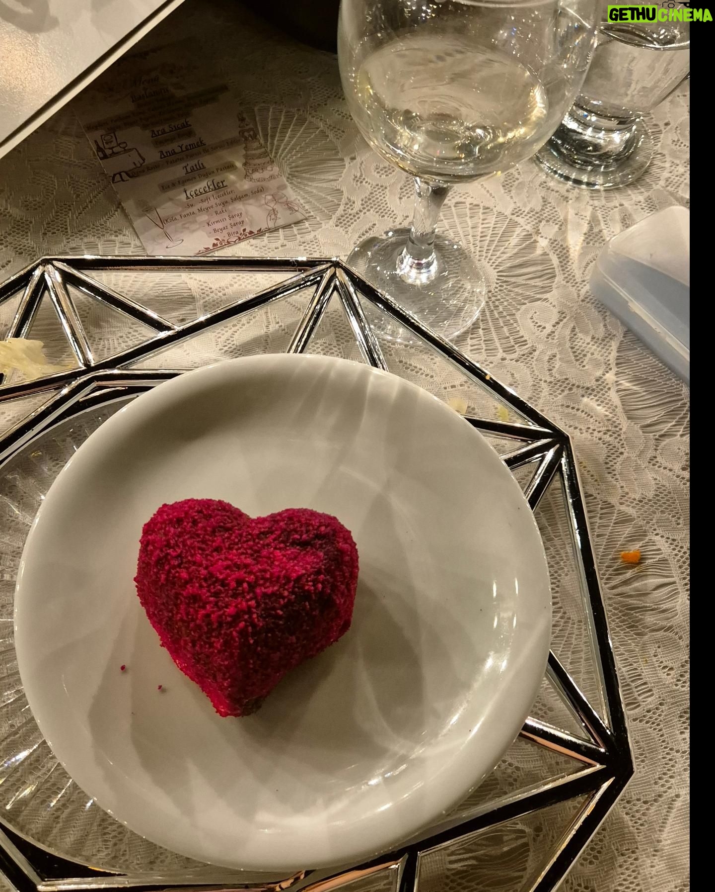 Goncagül Sunar - 2.9K Likes - 35 yılı aşmış dostluklar...💐🌺 en yakın arkadaşım kızını evlendirdi isimli fotoğraf serisi💃👰♂️🤵👭🥳 ya da bir nevi düğün dumb 💐💐 @demica.handmade @figenhno @filizertani @sennursunar