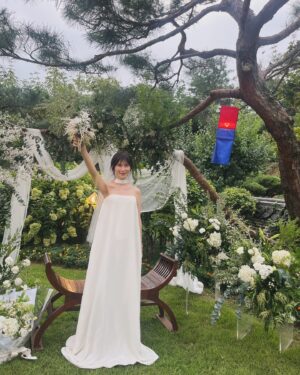Gong Min-jeung Instagram - 평생 잊지 못할 하루를 선물 받았습니다. 
축하해주신 모든 분들 한분 한분 마음에 새기며 잘 살게요. 
진심이란 마음에 대해 늘 귀하게 생각해 왔는데 그런 진심을 넘치도록 깊이 느낀 하루였습니다. 고맙습니다. 

저희의 진심이 정성껏 닿을 수 있게 식을 준비해주신 웨딩관계자 여러분께도 정말 고맙다고 전하고 싶어요. 다시 한번 감사합니다. 

마법같은 시간들 안녕🌷