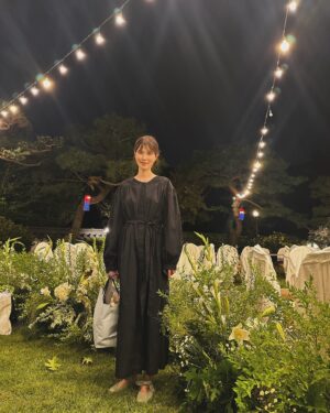 Gong Min-jeung Instagram - 평생 잊지 못할 하루를 선물 받았습니다. 
축하해주신 모든 분들 한분 한분 마음에 새기며 잘 살게요. 
진심이란 마음에 대해 늘 귀하게 생각해 왔는데 그런 진심을 넘치도록 깊이 느낀 하루였습니다. 고맙습니다. 

저희의 진심이 정성껏 닿을 수 있게 식을 준비해주신 웨딩관계자 여러분께도 정말 고맙다고 전하고 싶어요. 다시 한번 감사합니다. 

마법같은 시간들 안녕🌷