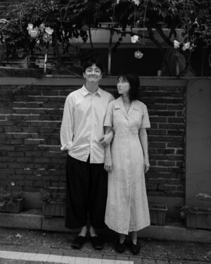 Gong Min-jeung Instagram - 안녕하세요 💐너무나 개인적인 일이지만 꼭 축하받고 싶은 일이 생겨 소식을 나누고자 이렇게 용기내어 봅니다. 

다음달 9월, 이젠 이 세상에서 가장 친한 장재호라는 사람과 일가 친척들 및 가까운 지인들과 소소하게 결혼식을 올리게 되었어요. 
드라마 내남결에서 만나기 전부터 친구로 처음 만나서 저를 많이 웃게 해주고 늘 한결같은 자상함으로 따뜻하게 품어준 너무나 소중하고 귀한 사람입니다. 
혼자보다 함께 평생 나아가고 싶다고 믿게 만들어준 사람으로 이렇게 결혼까지 하게 되었습니다. 

제 삶에 있어 큰 변화가 있는 요즘인데요, 새로운 출발에 따뜻한 마음 한 줌 보내주시면 오래오래 큰 힘이 될 것 같아요. 
저를 아껴주시고 응원해주시는 친구들 및 모든 분들, 언제나 진심으로 고맙습니다. 
잘 살아가 볼게요!! 긴 글 읽어주셔서 고맙습니다. 💚
