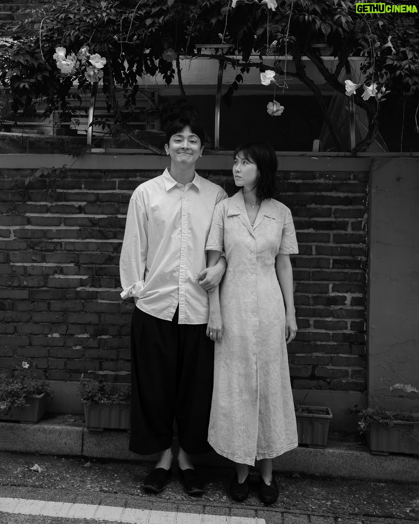Gong Min-jeung - 1 Million Likes - 안녕하세요 💐너무나 개인적인 일이지만 꼭 축하받고 싶은 일이 생겨 소식을 나누고자 이렇게 용기내어 봅니다.
다음달 9월, 이젠 이 세상에서 가장 친한 장재호라는 사람과 일가 친척들 및 가까운 지인들과 소소하게 결혼식을 올리게 되었어요.
드라마 내남결에서 만나기 전부터 친구로 처음 만나서 저를 많이 웃게 해주고 늘 한결같은 자상함으로 따뜻하게 품어준 너무나 소중하고 귀한 사람입니다.
혼자보다 함께 평생 나아가고 싶다고 믿게 만들어준 사람으로 이렇게 결혼까지 하게 되었습니다.
제 삶에 있어 큰 변화가 있는 요즘인데요, 새로운 출발에 따뜻한 마음 한 줌 보내주시면 오래오래 큰 힘이 될 것 같아요.
저를 아껴주시고 응원해주시는 친구들 및 모든 분들, 언제나 진심으로 고맙습니다.
잘 살아가 볼게요!! 긴 글 읽어주셔서 고맙습니다. 💚