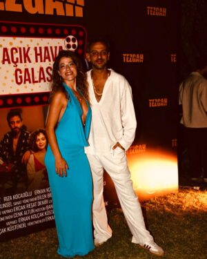 Gözde Kocaoğlu Instagram - Mükemmel bi açık hava galası yaptık. Tadı hala damağımda, hissi devam eden bi mutluluk rüzgarı:) @tezgahfilm  4 ekim’de vizyonda. Hepberaber güleceğimiz günlere🚀🥂🙏🏻