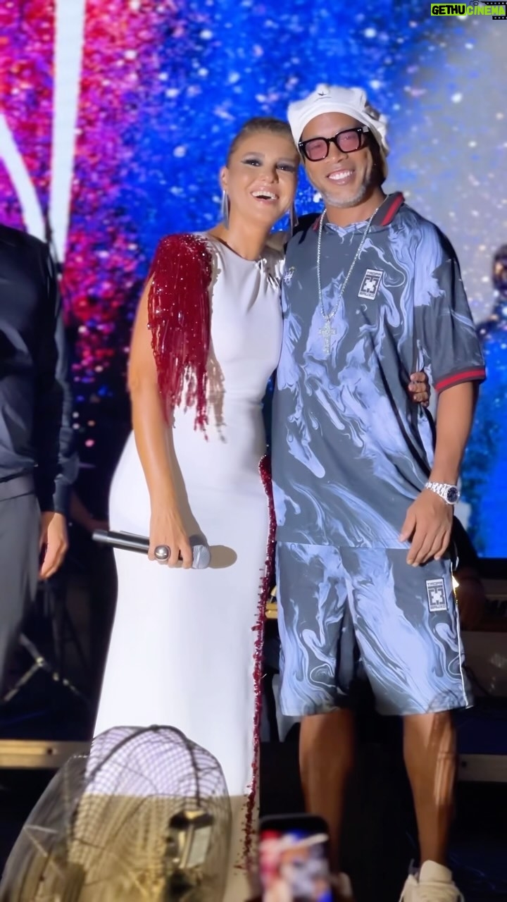 Gülben Ergen - 84.1K Likes - Dünyanın gelmiş geçmiş en büyük futbolcularından Brezilyalı Ronaldinho, Kıbrıs’ta sahne aldığım @chamadaprestige de
International Summit Awards’un onur konuğuydu.
Oğullarım için bir fotoğraf, Çocuklar Gülsün Diye Derneğimizin hayrına kullanmak üzere de bir imzalı top aldım kendisinden.
@ronaldinho @kurban_akar @cocuklargulsundiye @internationalsummitawards
@ertemsener
#ronaldinho ✌🏼