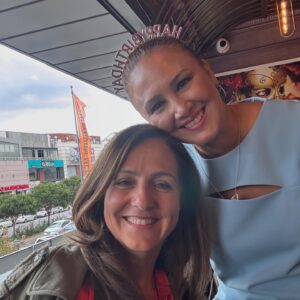 Gülden Avşaroğlu Instagram - Partiler dostlarla güzel 🧿🧿🧿 #kiraz10yasinda🌸 🦋