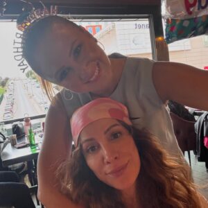 Gülden Avşaroğlu Instagram - Partiler dostlarla güzel 🧿🧿🧿 #kiraz10yasinda🌸 🦋