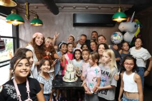 Gülden Avşaroğlu Instagram - Yaşasın parti ruhu 🧿🧿🧿 #kiraz10yasinda 🦋🦋🦋