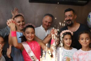 Gülden Avşaroğlu Instagram - Yaşasın parti ruhu 🧿🧿🧿 #kiraz10yasinda 🦋🦋🦋