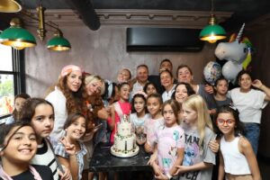 Gülden Avşaroğlu Instagram - Yaşasın parti ruhu 🧿🧿🧿 #kiraz10yasinda 🦋🦋🦋