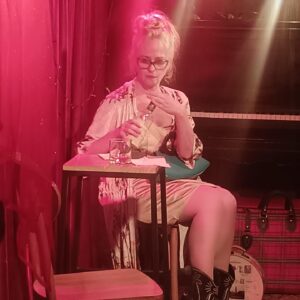 Guta Stresser Instagram - Sexta tive a alegria de dar vida à Blanche Dubois de #umbondechamadodesejo com a @stellamarissarte fazendo a Stella lá no @wnkbar em noite de Celebrar o Cinema do #almodóvar com cena do Bonde, que é a peça que Marisa Paredes faz, no papel de uma atriz, que interpreta Blanche nos palcos, no filme #tudosobreminhamãe 🌹👠🌹🎵🎭🥃🧳👜🚋🚊♥️ A gente amou, espero que o publico presente tenha curtido tanto quanto a gente!! Os clicks de cena são da amiga @lizisuee 🙏🏼💋Obrigada amora!!!
.
.
.
.
#gutastresser #stellamaris #atrizes #arte #teatro #cultura #almodovar #umbondechamadodesejo #atrizes #wonka #curitiba #blanche #stella #amomuitotudoisso #festaalmodovar #cabaré