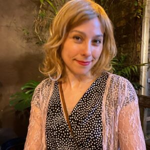 Guta Stresser Instagram - Sexta tive a alegria de dar vida à Blanche Dubois de #umbondechamadodesejo com a @stellamarissarte fazendo a Stella lá no @wnkbar em noite de Celebrar o Cinema do #almodóvar com cena do Bonde, que é a peça que Marisa Paredes faz, no papel de uma atriz, que interpreta Blanche nos palcos, no filme #tudosobreminhamãe 🌹👠🌹🎵🎭🥃🧳👜🚋🚊♥️ A gente amou, espero que o publico presente tenha curtido tanto quanto a gente!! Os clicks de cena são da amiga @lizisuee 🙏🏼💋Obrigada amora!!!
.
.
.
.
#gutastresser #stellamaris #atrizes #arte #teatro #cultura #almodovar #umbondechamadodesejo #atrizes #wonka #curitiba #blanche #stella #amomuitotudoisso #festaalmodovar #cabaré