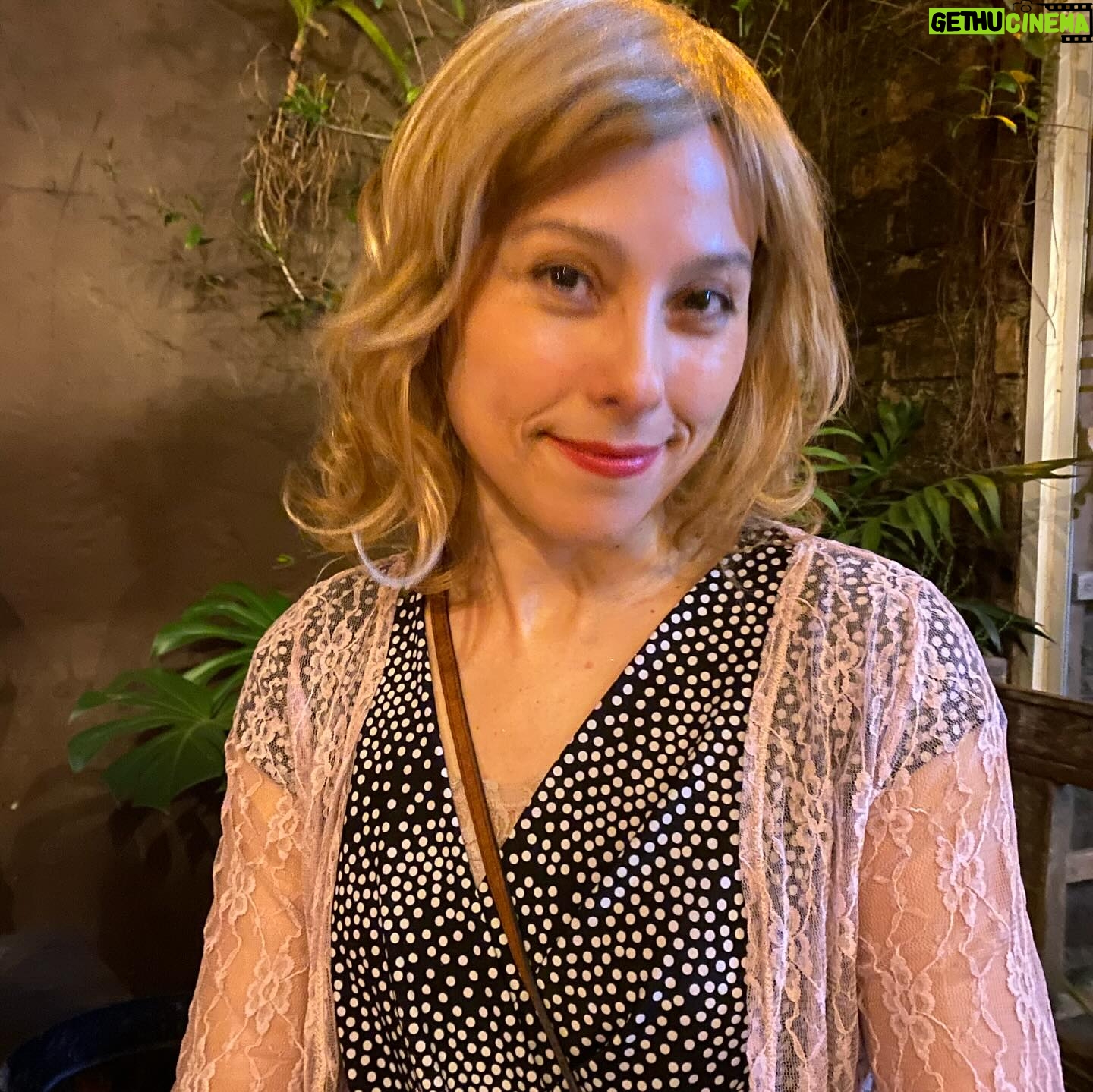 Guta Stresser - 878 Likes - Sexta tive a alegria de dar vida à Blanche Dubois de #umbondechamadodesejo com a @stellamarissarte fazendo a Stella lá no @wnkbar em noite de Celebrar o Cinema do #almodóvar com cena do Bonde, que é a peça que Marisa Paredes faz, no papel de uma atriz, que interpreta Blanche nos palcos, no filme #tudosobreminhamãe 🌹👠🌹🎵🎭🥃🧳👜🚋🚊♥️ A gente amou, espero que o publico presente tenha curtido tanto quanto a gente!! Os clicks de cena são da amiga @lizisuee 🙏🏼💋Obrigada amora!!!
.
.
.
.
#gutastresser #stellamaris #atrizes #arte #teatro #cultura #almodovar #umbondechamadodesejo #atrizes #wonka #curitiba #blanche #stella #amomuitotudoisso #festaalmodovar #cabaré