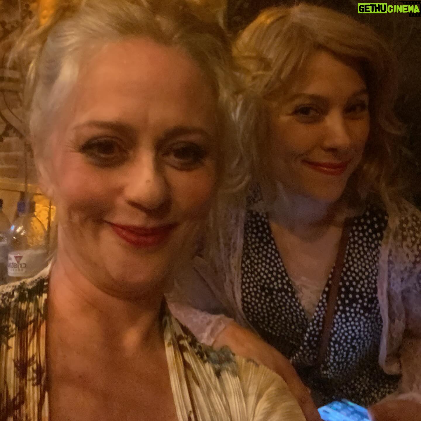 Guta Stresser - 878 Likes - Sexta tive a alegria de dar vida à Blanche Dubois de #umbondechamadodesejo com a @stellamarissarte fazendo a Stella lá no @wnkbar em noite de Celebrar o Cinema do #almodóvar com cena do Bonde, que é a peça que Marisa Paredes faz, no papel de uma atriz, que interpreta Blanche nos palcos, no filme #tudosobreminhamãe 🌹👠🌹🎵🎭🥃🧳👜🚋🚊♥️ A gente amou, espero que o publico presente tenha curtido tanto quanto a gente!! Os clicks de cena são da amiga @lizisuee 🙏🏼💋Obrigada amora!!!
.
.
.
.
#gutastresser #stellamaris #atrizes #arte #teatro #cultura #almodovar #umbondechamadodesejo #atrizes #wonka #curitiba #blanche #stella #amomuitotudoisso #festaalmodovar #cabaré