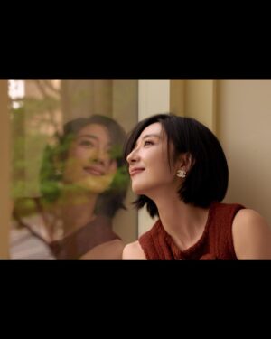 Gwei Lun-mei Instagram - Posted  @voguetaiwan 收到新唇膏了！小鎂迫不急待要來與VOGUE讀者一起開箱史上最會說故事的「康朋街 31 號 唇膏」，解鎖香奈兒絕美色彩。全新的霧面織紋與質地，一抹高級的絲絨霧光，搭配獨一無 二的玻璃管身，呼應著香奈兒傳奇故事裡各種意象的色號命名，一切都已經太浪漫。
戴上耳機往後滑，快來聽聽小鎂怎麼說...

My color: #13 Jersey 自由旅程

#voguepresents 
#31LEROUGE #CHANELMakeup @chanel.beauty