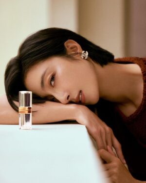 Gwei Lun-mei Instagram - Posted  @voguetaiwan 收到新唇膏了！小鎂迫不急待要來與VOGUE讀者一起開箱史上最會說故事的「康朋街 31 號 唇膏」，解鎖香奈兒絕美色彩。全新的霧面織紋與質地，一抹高級的絲絨霧光，搭配獨一無 二的玻璃管身，呼應著香奈兒傳奇故事裡各種意象的色號命名，一切都已經太浪漫。
戴上耳機往後滑，快來聽聽小鎂怎麼說...

My color: #13 Jersey 自由旅程

#voguepresents 
#31LEROUGE #CHANELMakeup @chanel.beauty