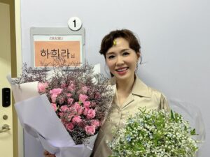 Ha Hee-ra Instagram - 공연전날 허리를 삐긋하고..😰
입술에 수포도 올라오고..😰
병원갔다가..
걱정하며 .. 부산에 공연왔는데..
모든게 다 은혜롭게 잘 마무리 했어요.. 
감사하고 감사합니다!!!
먼길까지 동행해준 수종씨도 감사해요!

이제..9월22일 수원공연에서 만나요~💜