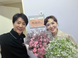Ha Hee-ra Instagram - 공연전날 허리를 삐긋하고..😰
입술에 수포도 올라오고..😰
병원갔다가..
걱정하며 .. 부산에 공연왔는데..
모든게 다 은혜롭게 잘 마무리 했어요.. 
감사하고 감사합니다!!!
먼길까지 동행해준 수종씨도 감사해요!

이제..9월22일 수원공연에서 만나요~💜