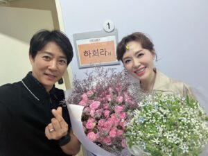 Ha Hee-ra Instagram - 공연전날 허리를 삐긋하고..😰
입술에 수포도 올라오고..😰
병원갔다가..
걱정하며 .. 부산에 공연왔는데..
모든게 다 은혜롭게 잘 마무리 했어요.. 
감사하고 감사합니다!!!
먼길까지 동행해준 수종씨도 감사해요!

이제..9월22일 수원공연에서 만나요~💜
