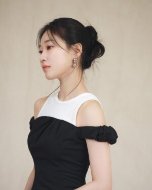 Ha Yoon-kyung Instagram - 🖤