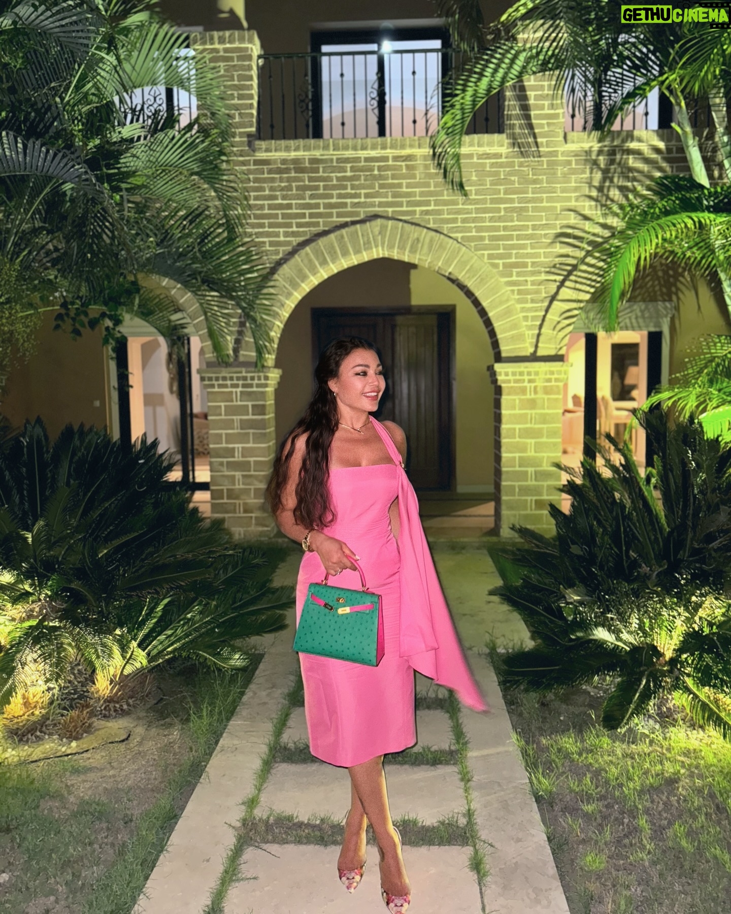 Haifa Wehbe - 735.5K Likes - بمبي 💗🌸💗
#summer #pink #love #northcoast #oscardelarenta
#haifawehbe
#هيفاء_وهبي #الساحل_الشمالي