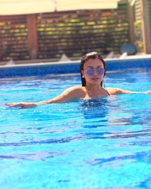 Haifa Wehbe Instagram - “I love how summer just wraps its arms around me like a warm blanket.”⛱️☀️🦋💋🏊💙🍉

#summer #love #marassi # #haifawehbe