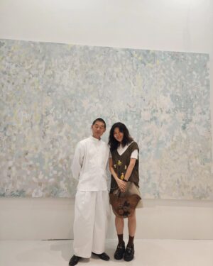 Han Hye-yeon Instagram - 𝐦𝐢𝐧𝐚 𝐩𝐞𝐫𝐡𝐨𝐧𝐞𝐧 𝐝𝐞𝐬𝐢𝐠𝐧 𝐣𝐨𝐮𝐫𝐧𝐞𝐲: 𝐭𝐡𝐞 𝐜𝐢𝐫𝐜𝐥𝐞 𝐨𝐟 𝐦𝐞𝐦𝐨𝐫𝐲

‘창조의 원천’이자 ‘영감의 보고’로서 기억을 이야기하는 전시 <미나 페르호넨 디자인 여정: 기억의 순환> 프리뷰 행사🩷💙💛
워낙 동화같은 텍스타일 디자이너 미나 페르호넨의 팬으로써 4950여종의 직물 작품들을 한꺼번에 볼 수 있는 이 아름다운 전시는 10번쯤은 보고 또 보고 싶은 심경~!!!! 실제로 디자이너를 볼 수 있어서 더 뜻깊었다는~ 
피드에 다 올릴 수 없어서 2번에 나눠 올려보련다^^

< 미나 페르호넨 디자인 여정:기억의 순환>

🗓 2024.09.11~2025.02.06
🎈 동대문 디자인 플라자 DDP 전시 1관 (B2F)

@minaperhonen_ddp
#인생뭐있어 #미나페르호넨 #기억의순환 #디자인여정
#슈스스전시추천