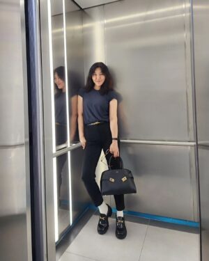 Han Hye-yeon Instagram - 😎🩶🐦‍⬛🎱♟️📷♠️

#인생뭐있어 #ootd #fashion #style #의상정보는태그에서🙏
