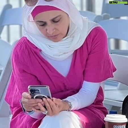 Hanan Turk - 49.7K Likes - "مع زحمة الحياة، كتير مننا بتضيع منه أولوياته ،وانا اولكم ،عشان كده لازم كل فترة نقف ونعيد حساباتنا، ونرجع أولوياتنا لمكانها الحقيقي والصحيح. دي الطريقة الوحيدة اللي نقدر نكمل بيها مشوارنا بأقل خسائر، وبحياة مليانة نضج ووضوح."