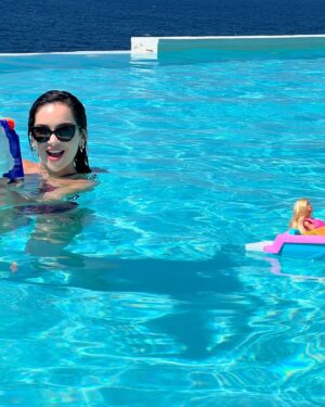 Hande Kaptan Instagram - childish gambino.
.
içimdeki eril, dişil, bebe... hepsi
.
.
.
.
video & photography @barismurtekin_videography 
.

#bodrum #barbie #travel #photography