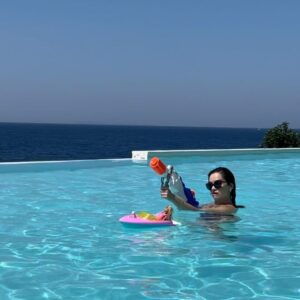 Hande Kaptan Instagram - childish gambino.
.
içimdeki eril, dişil, bebe... hepsi
.
.
.
.
video & photography @barismurtekin_videography 
.

#bodrum #barbie #travel #photography