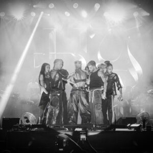 Hande Yener Instagram - Dün İzmir Fuarı💥
Orkestra 
@umitkuzer 
@arikansirakaya 
@merttug 
@ozansariboga 
@can___alper 
@naztaskinbas 
@idilagaoglu 
@7nekt 
Teknik 
@alicanaliertas 
@aktncyy 
@grozmusic 
Işık 
@mustafa.kap 
Sahne amiri @iskender_stage 
Saç : @mehmettiren 
Makyaj : @akinstayn 
Styling :  @lorysstyling 
Bustier @gizemaltayy_ 
Fotoğraflar : @canndervisoglu
@caglarraw @tuqb3rk 
Koreograf @mertbalturk 
Dansçılar 
@mertbalturk 
@izmirtenim 
@gulogluburcu 
@efetankiz 
@toygun.klnc 
@kaya.godfrey 
@kayagmze1