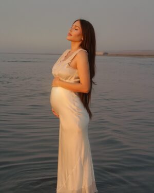 Haneia Maurer Instagram - Une belle surprise à vous annoncer : une nouvelle petite âme vient bientôt nous rejoindre ! 
Vous pensez que je suis à combien de semaines de grossesse ? #baby #pregnancy