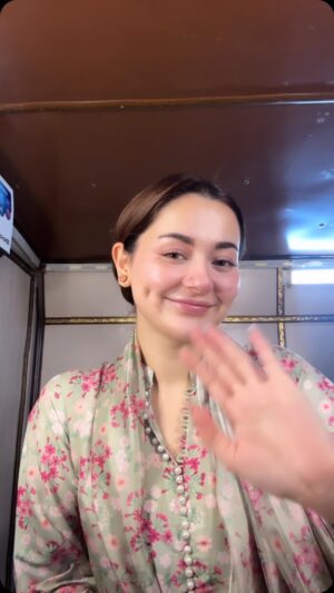 Hania Aamir Instagram - becoming sharjeena 🎮📚