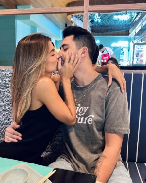 Hariany Almeida Instagram - Você vale muito a pena… com você eu sou muitoooo mais feliz, obrigada por ser a minha calmaria, obrigada por todos os momentos que já vivemos nesse tempo juntos… mal me lembro como era antes de te conhecer. 🥹🩷 pois não parece que estamos completando um ano de namoro, parece que a gente já se conhece a vida toda… amo nossa conexão. Que Deus abençoe nosso amor, e nos livre de toda inveja! Você tem uma companheira que te ama muito! Feliz 1 ano de namoro 🩷 @matheusvargas